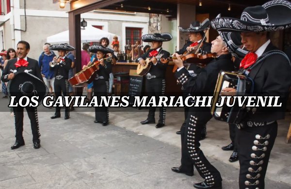 8 mariachis cantando rancheras en Renteria, España