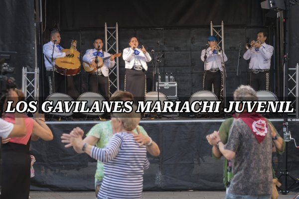Mariachi mujer cantando en escenario de celebración en Castilla y Leon