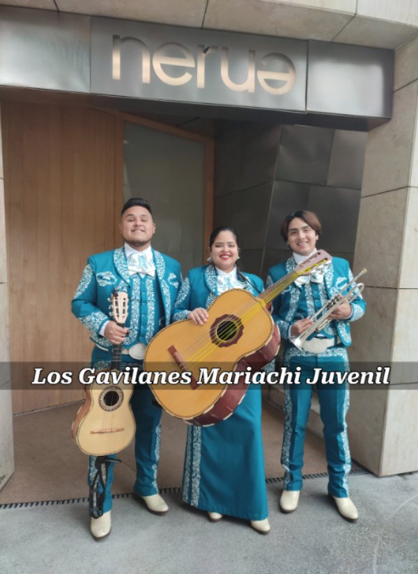 Tres mariachis jóvenes con una mujer en neue